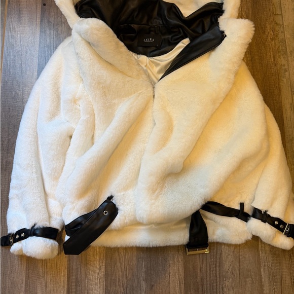 The Akira Label Montego white Faux Fur Biker Jacket Women’s Small NEW - Picture 7 of 16